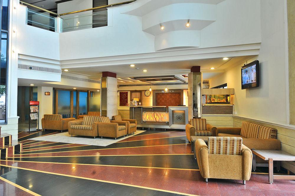 Hotel The Westend Ahmedabad Exterior foto